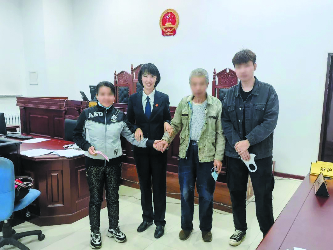 （渾南）蔡嬌法官成功調解后，雙方當事人當場握手言和