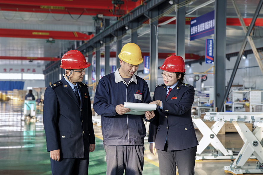 調兵山市稅務局稅務人員走進企業問需紓困解難1