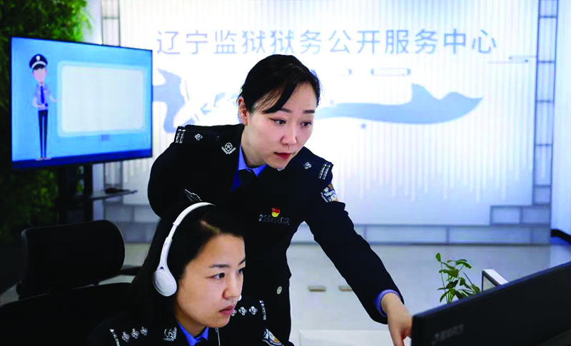獄務(wù)服務(wù)中心負(fù)責(zé)人徐曉明指導(dǎo)工作人員完善督辦材料。