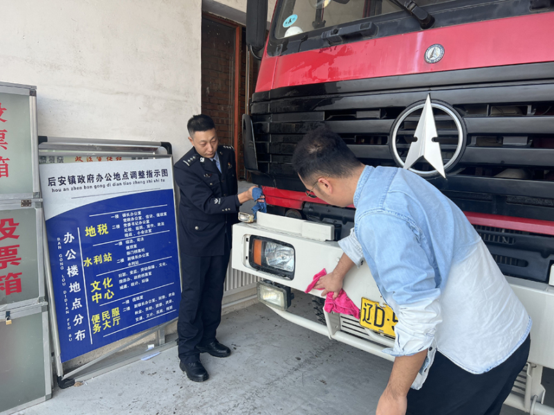 撫順稿1，記者和馬梓欽（左）一起為消防車“洗澡”_編輯