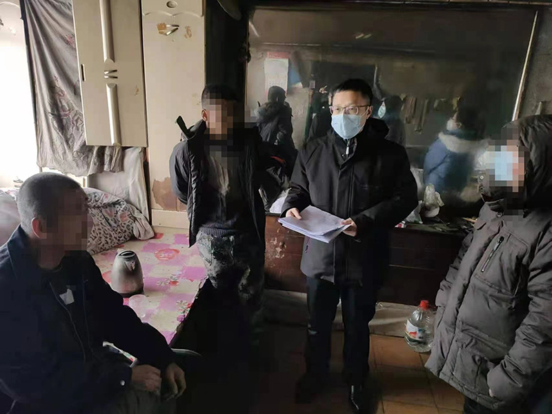 周峰庭長（右二）在被告家做調解工作（握手言和稿）