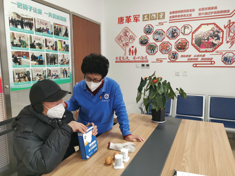 唐革軍在法院個人調解室調解案件