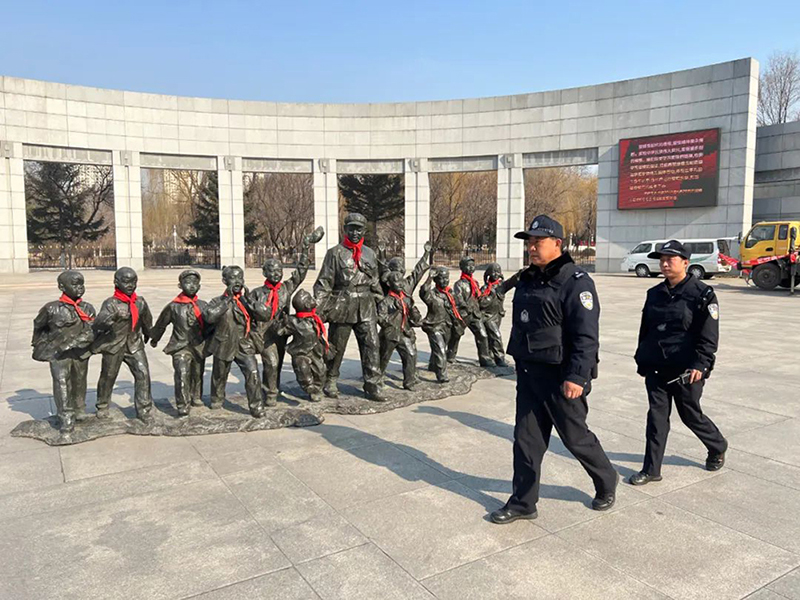 雷鋒派出所民警在雷鋒紀念館門前的廣場上巡邏。