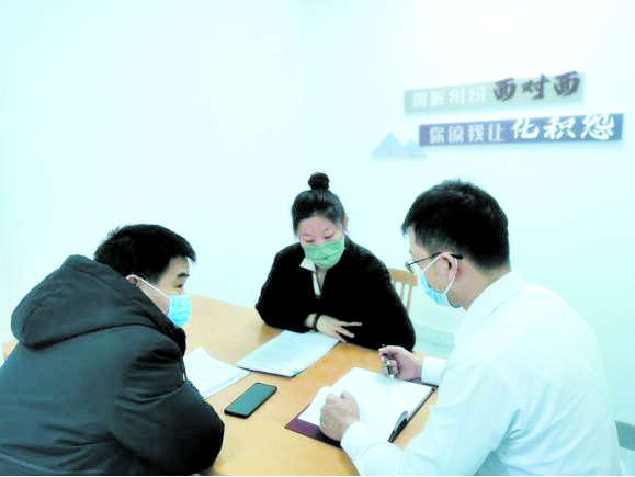 配文1：沈陽市司法局工作人員進行行政復議立案前調解。