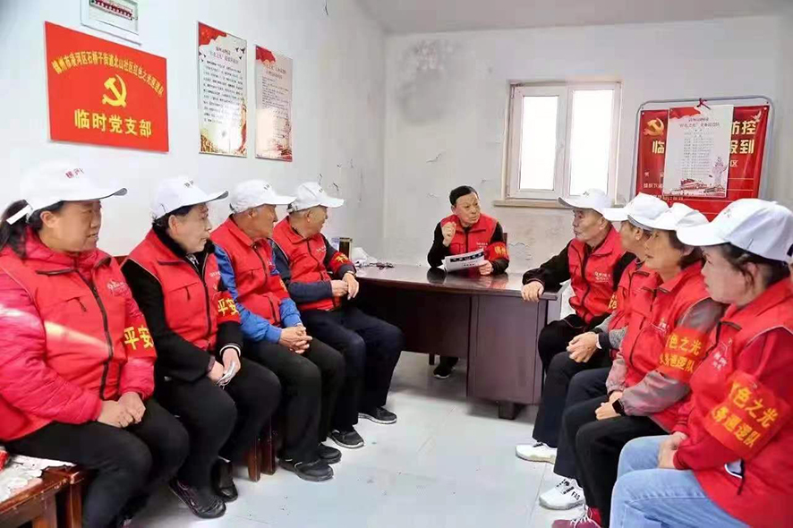配文2：史繼權為“紅色之光”巡邏隊員講黨課。