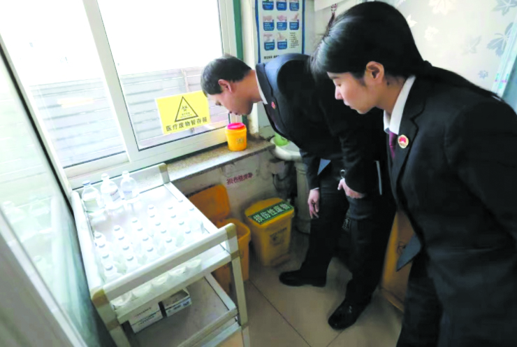 檢察干警實地查看醫療廢物處置情況。副本