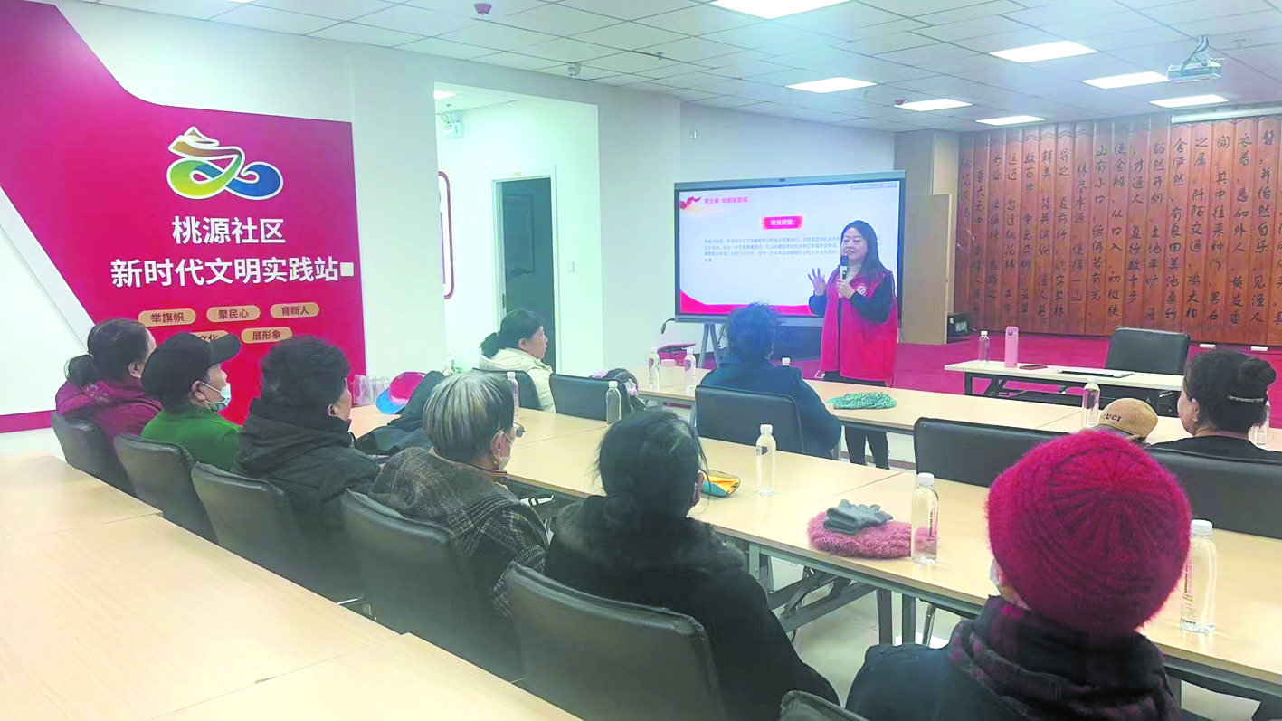 孫立杰律師為社區居民普法。