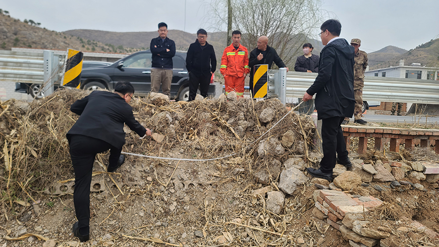 執行干警現場丈量石墻占道面積。