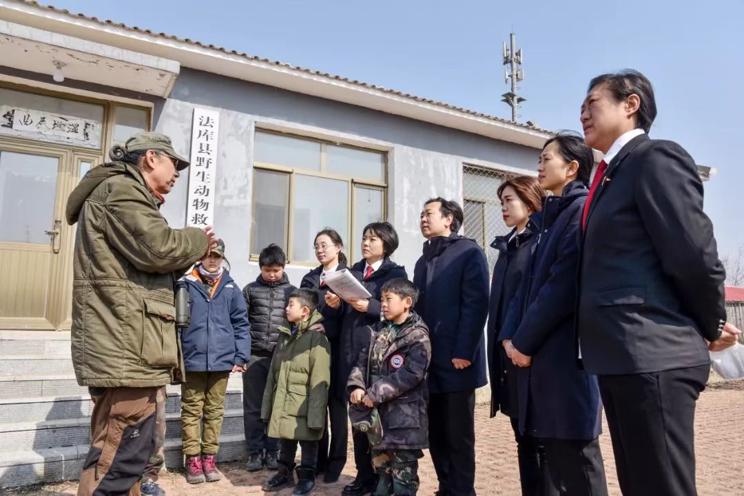 生態學研究專家周海翔為法院干警和師生介紹獾子洞國家濕地公園的自然情況。