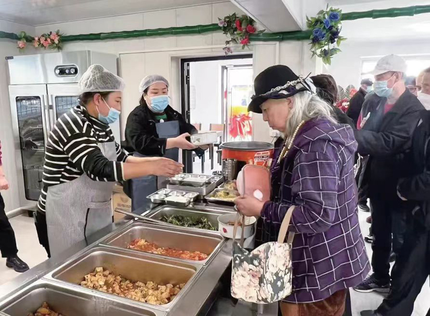 配文1：社區居民在食堂打飯。
