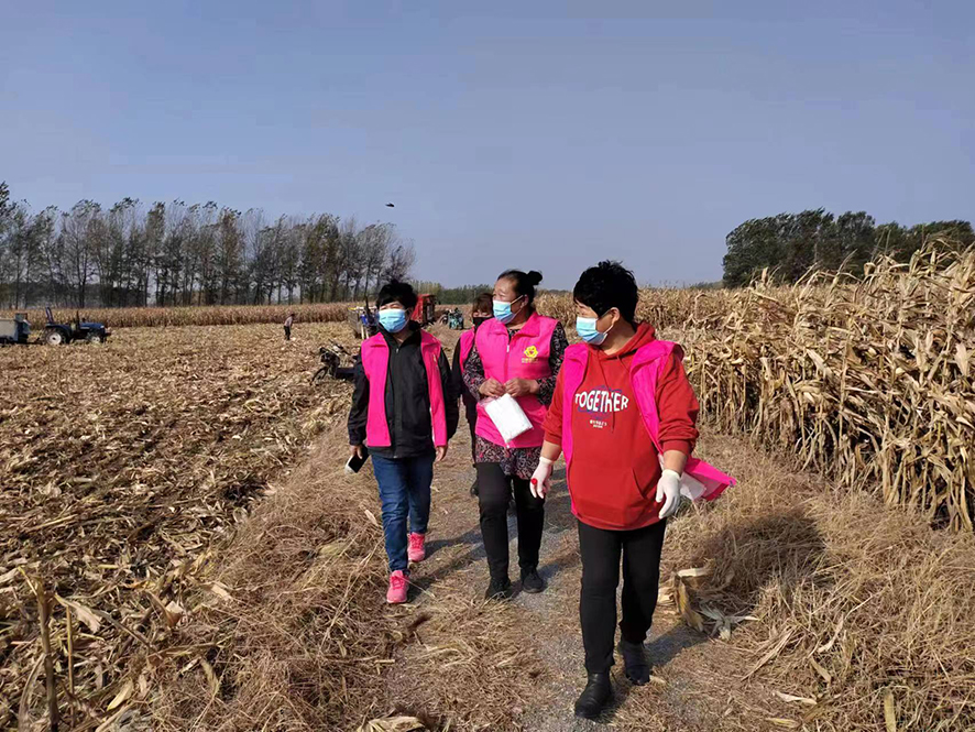 配民主法治示范村：巾幗調解隊走進田間地頭調解糾紛。