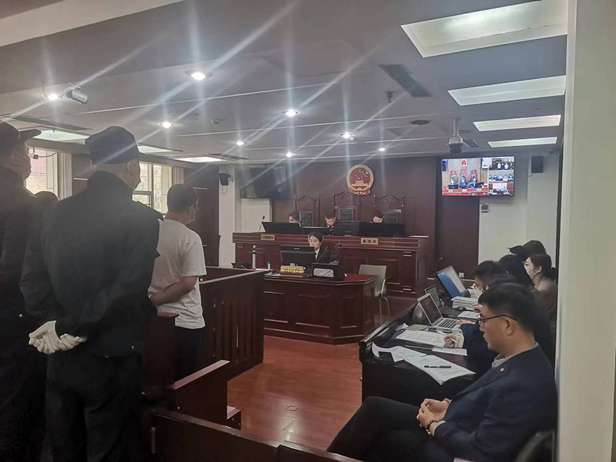 配文1：沈陽市大東區法院審理刑事案件現場。