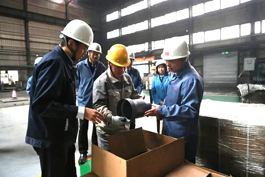 法官深入企業(yè)生產(chǎn)一線開展調(diào)研，現(xiàn)場查看企業(yè)生產(chǎn)情況。