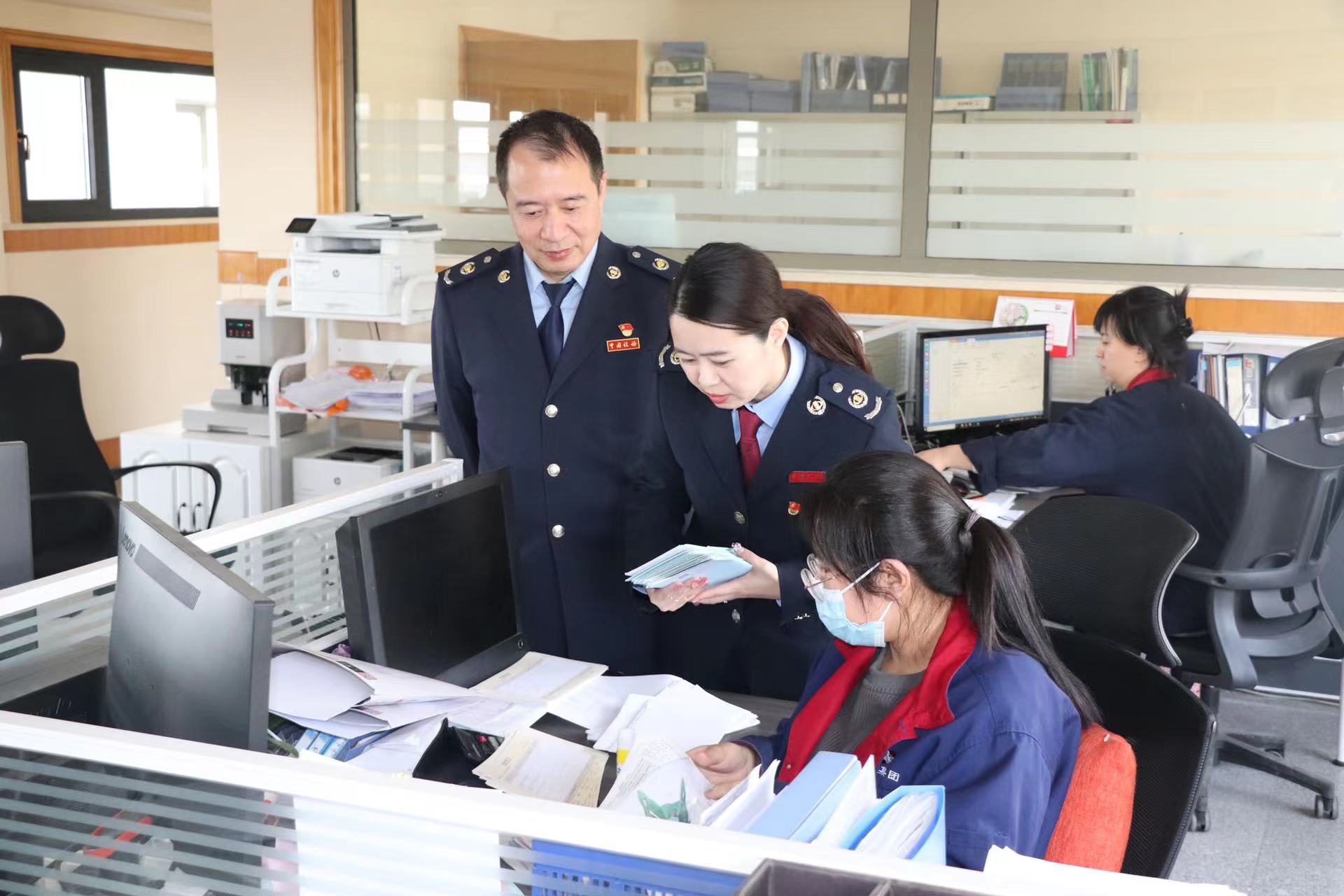 沈撫改革創(chuàng)新示范區(qū)稅務(wù)局聚焦“清風(fēng)行動(dòng)”，走進(jìn)某鋁業(yè)股份有限公司講解稅收優(yōu)惠政策，解答稅收問題1