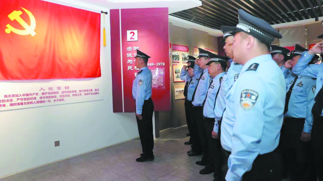 配遼陽監獄：走進紅色教育基地重溫入黨誓詞。