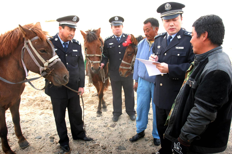 2009年10月，所長(zhǎng)張展（右二）在出警現(xiàn)場(chǎng)。