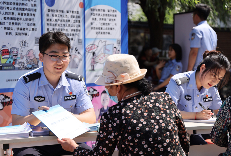 民警為辦證老人采集信息。
