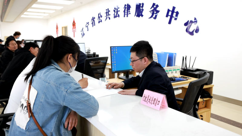 配文1：行政復(fù)議受理窗口工作人員接待復(fù)議申請人。