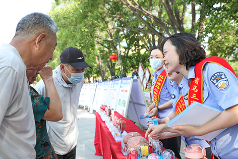 省馬三家強制隔離戒毒所干警正在向遼河油區居民講解毒品對人體產生的危害