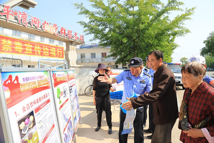 丹東干警沿鴨綠江邊國境一線開展禁毒宣傳。