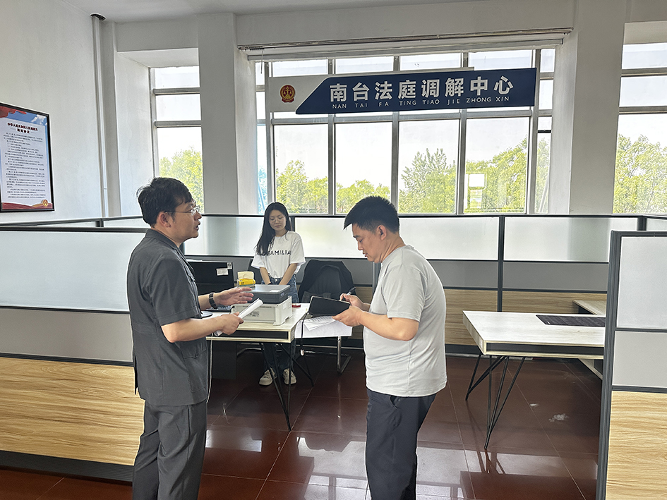 劉德育向記者介紹矛盾糾紛案件調(diào)解情況。