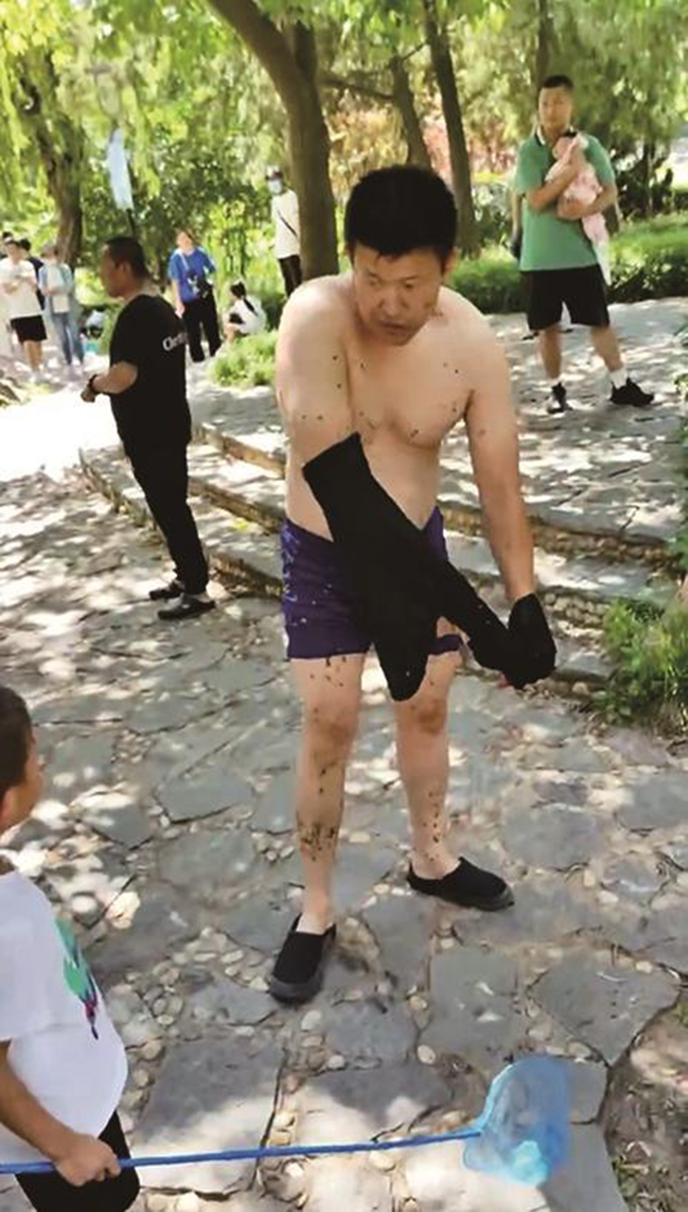 男子將大娘救出后，沒留下姓名就離開了。