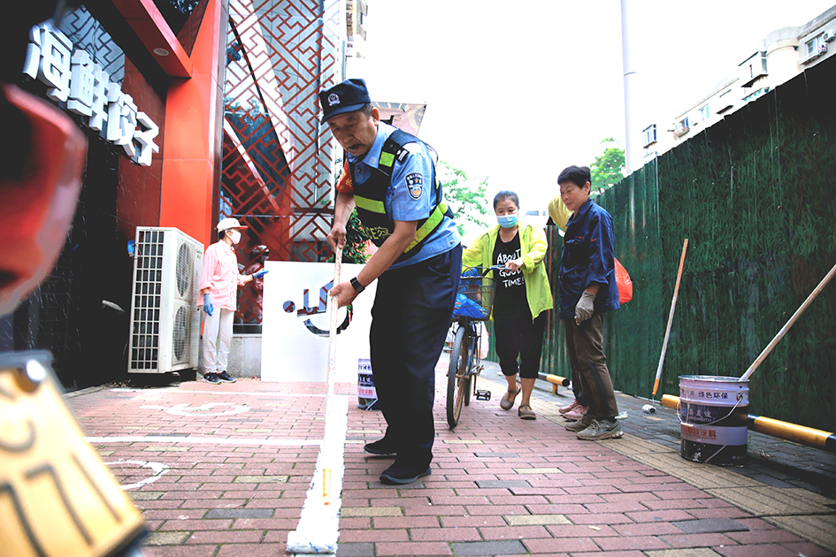 臨退休前，李明再次施劃了褪色的“愛心”車位。
