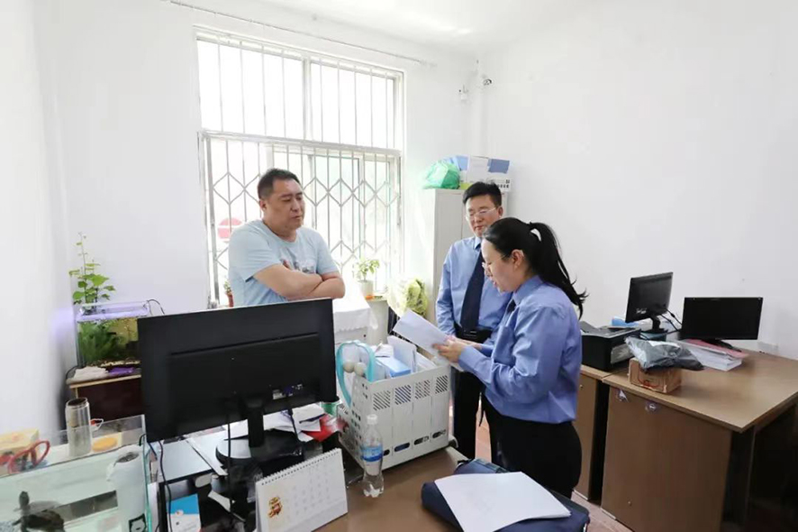 檢察官到郭某所在社區了解情況