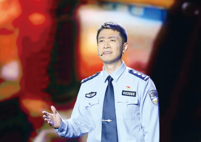 雷鋒派出所民警曹睿在演講。