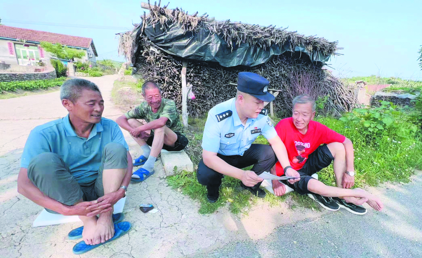巡邏途中，夏巖走進農家院排查村里矛盾糾紛線索