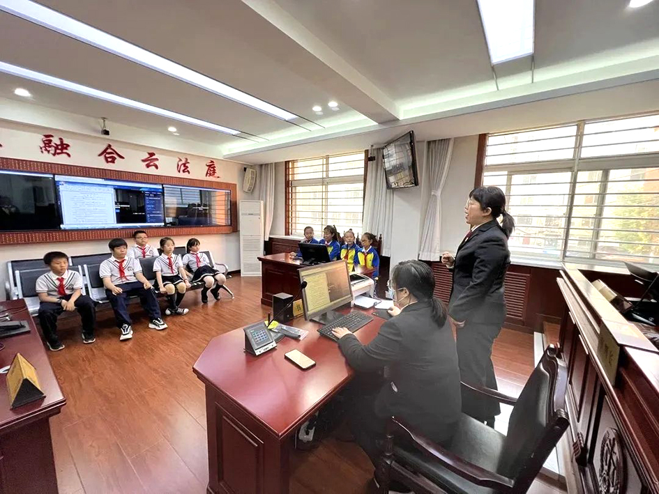 古塔法院六一主題開放日邀請小學生感受庭審