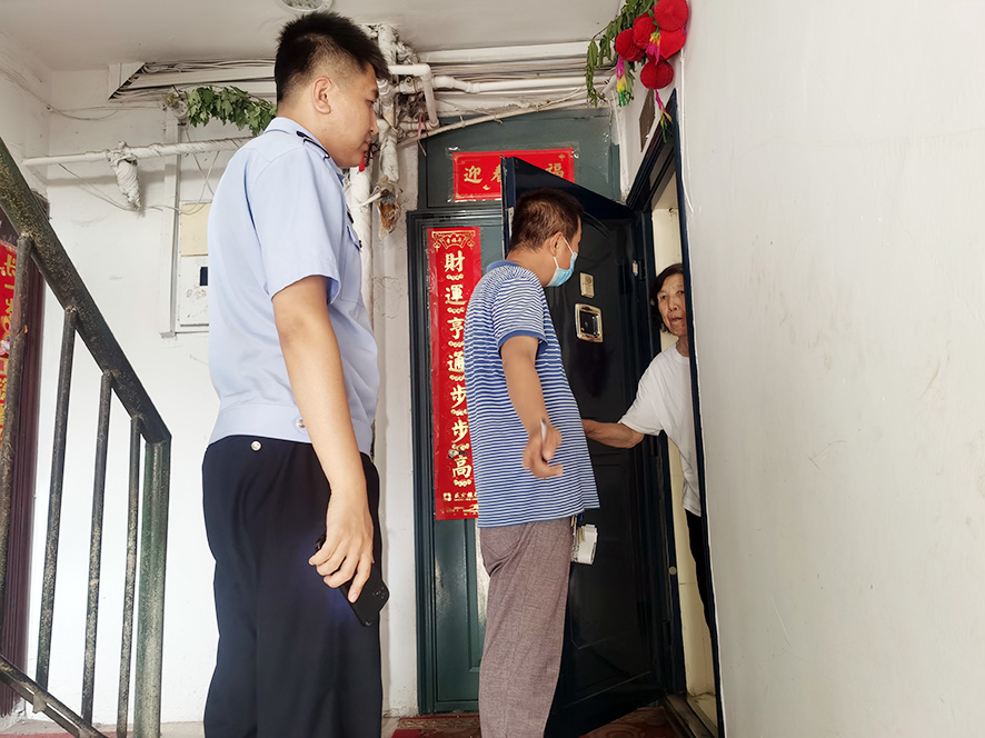 “片兒警”和社區工作者一起入戶走訪