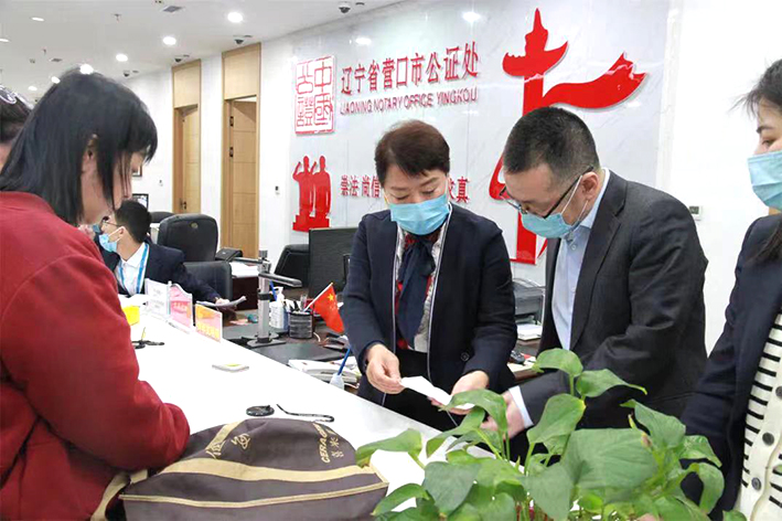 營(yíng)口市司法局領(lǐng)導(dǎo)干部（中）坐窗口、走流程解決百姓問題