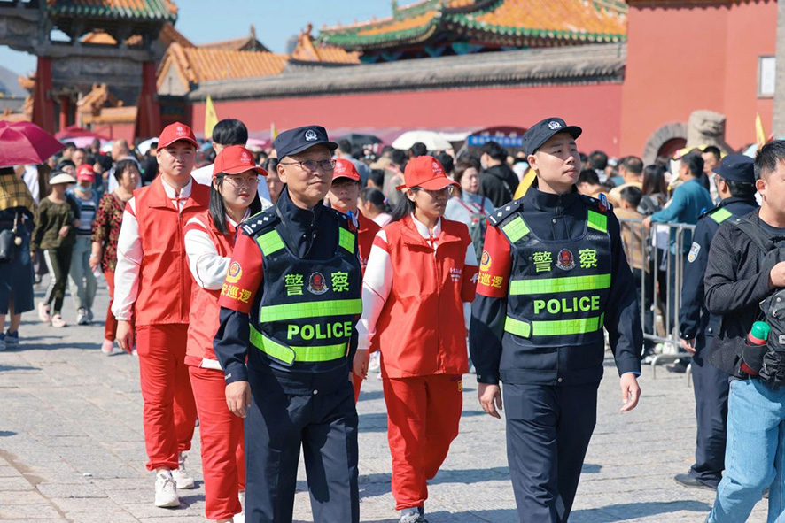 沈陽公安民警在景區巡邏 本報記者 王聰 攝