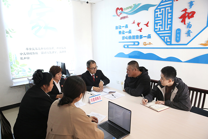法庭故事 記者在案件調(diào)解現(xiàn)場