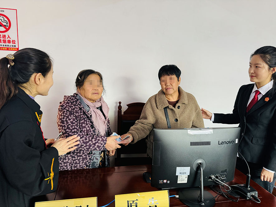 在楊光（左一）和張秋媛（右一）見證下，雙方履行調(diào)解協(xié)議約定（需打碼）