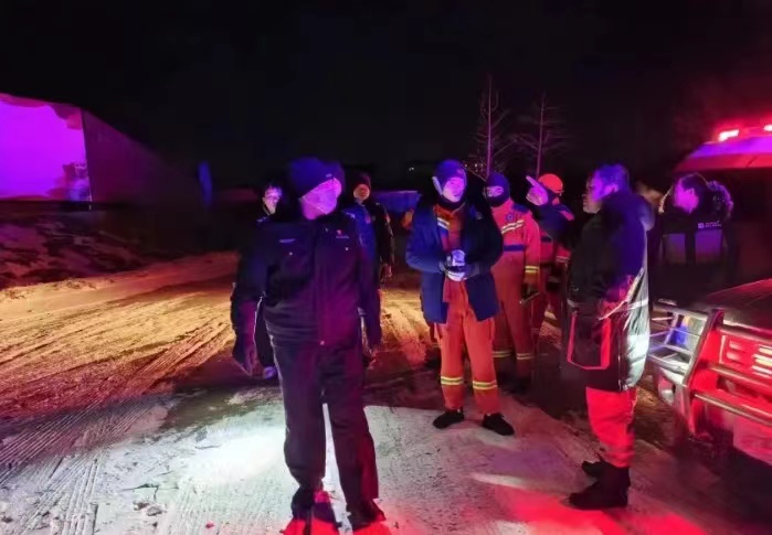 救援隊伍在山腳下集結準備登山救援
