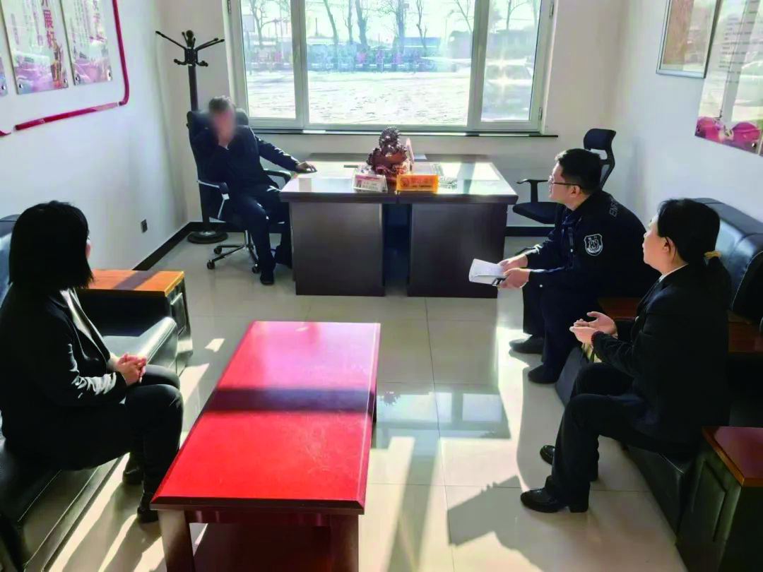 法庭干警前往北四家子鄉某村委會進行案件回訪