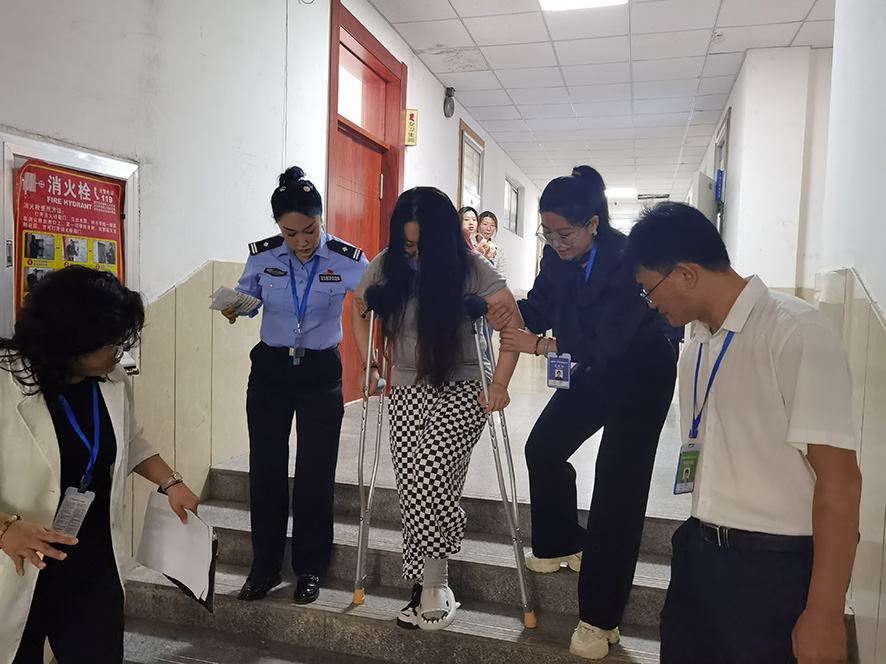 阜新考區做好“特殊考生”送考護考服務。