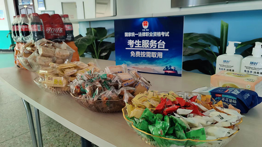 大連考區為考生準備了水和小食品，讓考生特別暖心。