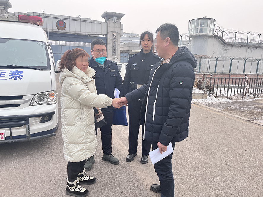 張某（左一）與申請執行人達成和解協議