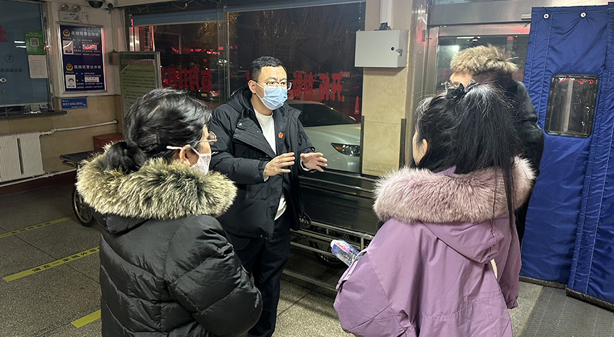 進行司法拘留前，佟欣法官帶被執行認進行體檢，并向申請人解答拘留的詳細問題