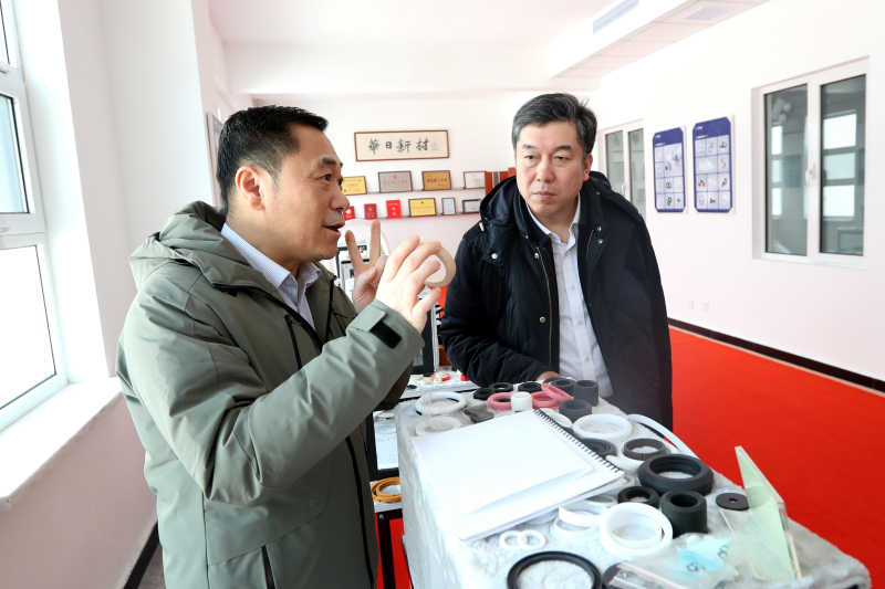 參觀產品展覽室 劉銘杰（左）張鳳瑞（右）