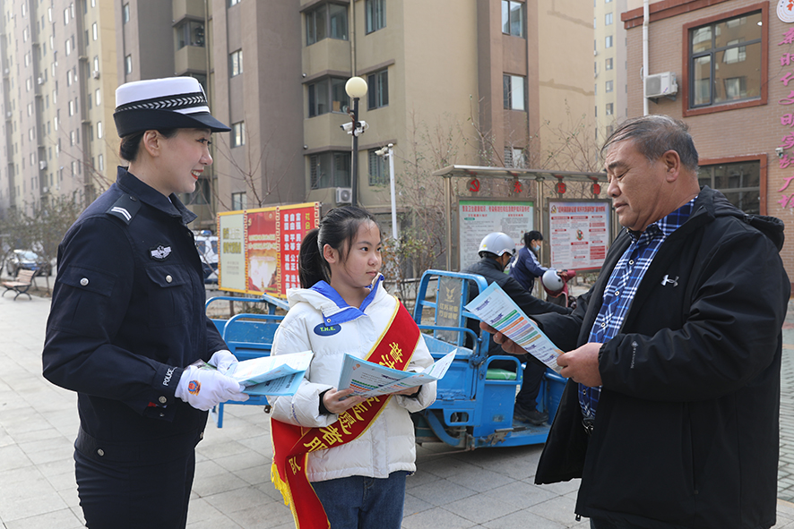 大石橋交警進社區開展交通安全宣傳活動