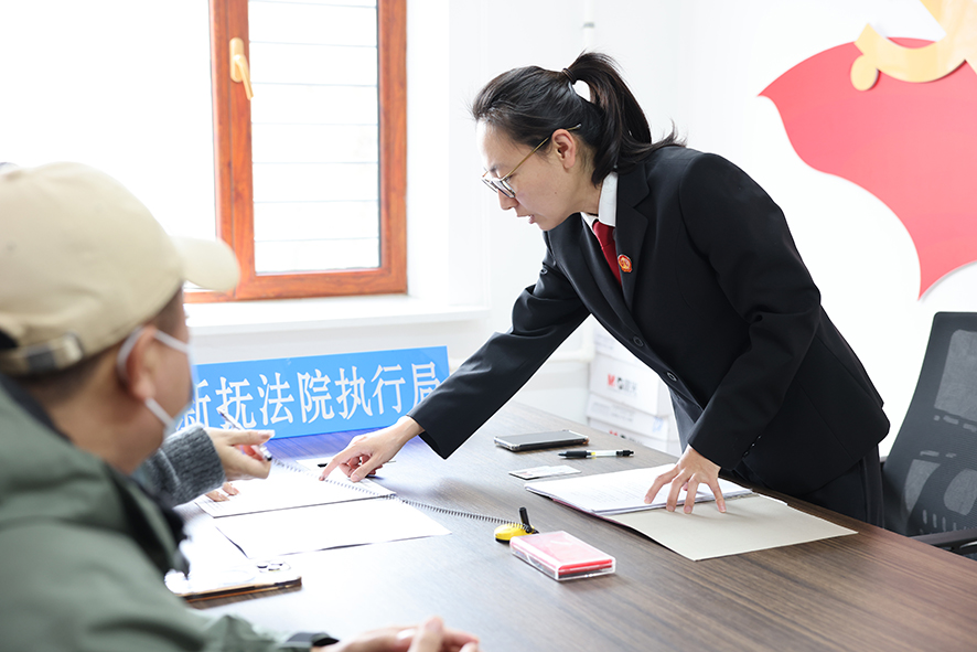 撫順市新撫區人民法院執行干警在辦理一起涉企案件。