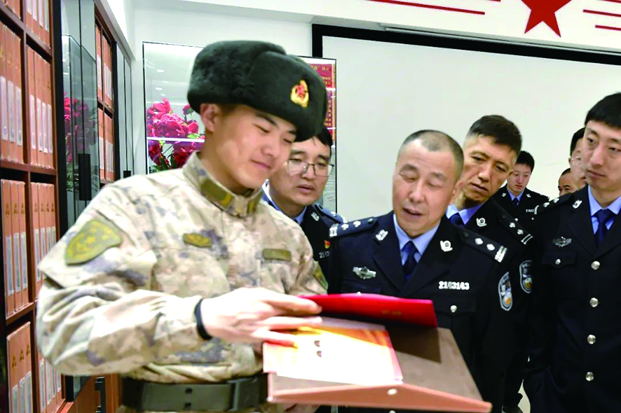民警們認真聆聽了雷鋒故事和事跡。何紅軍 攝