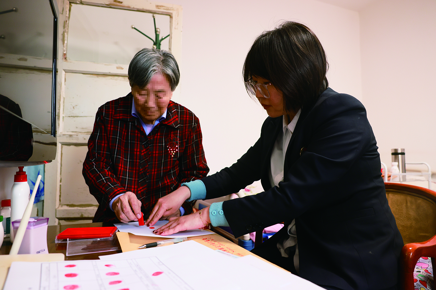 圖為公證員蘇琳在老人家中辦理公證業務 孟浩 攝