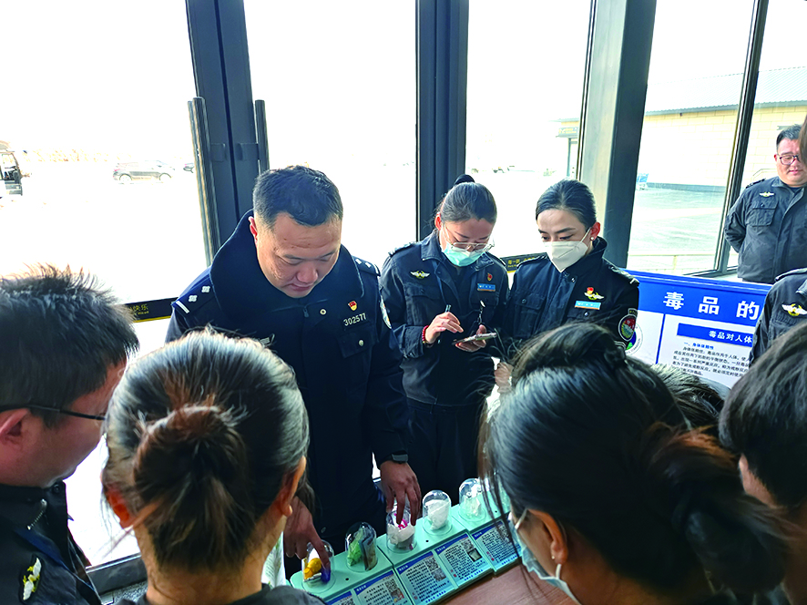 支隊(duì)民警為通過仿真毒品為機(jī)場安檢人員講解毒品識(shí)別