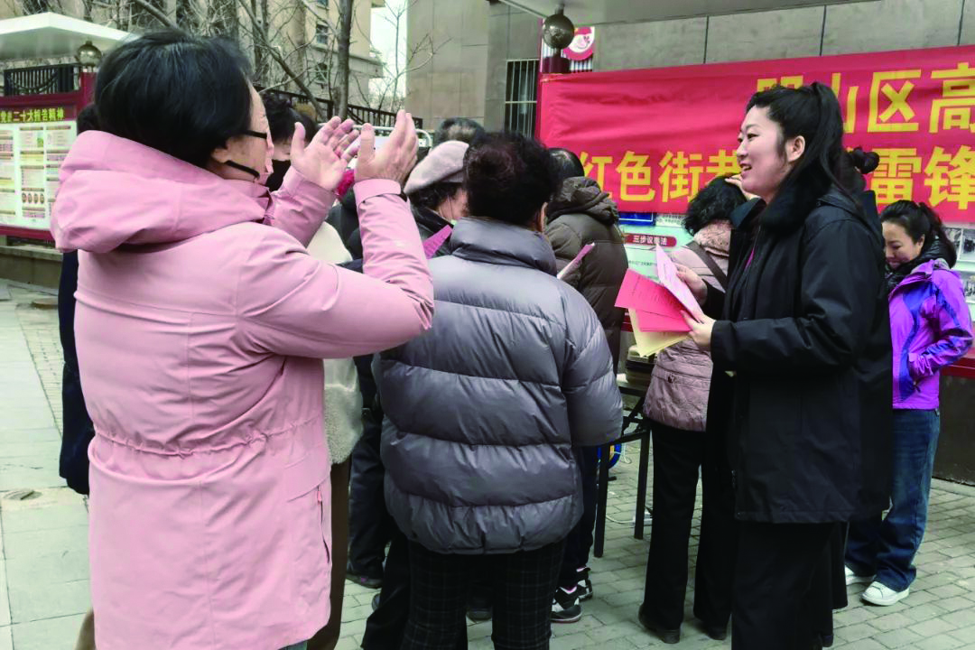 本溪市中級人民法院深入社區開展“情暖本溪?創城有我”學雷鋒志愿服務活動。