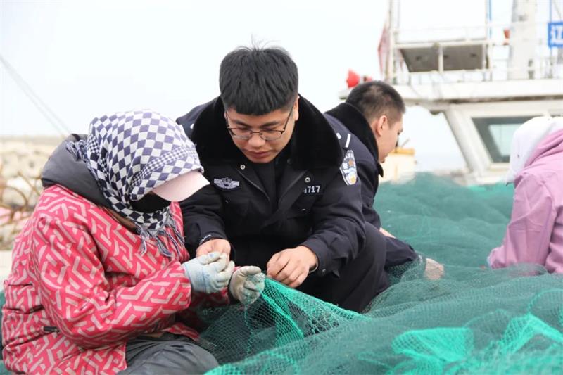 龍泉寺沿海所幫漁民織漁網